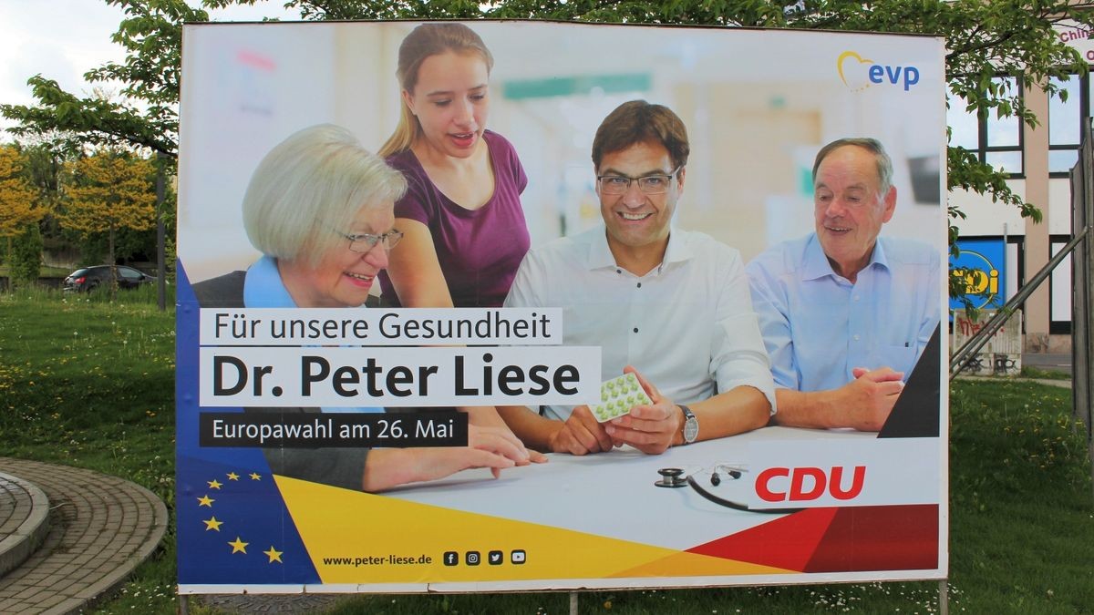 Das Plakat an der Kreuzung Bahnhofstraße /Ostenschlahstraße wurde ersetzt. Vorher hatten Unbekannte Peter Liese einen „Hitler-Bart“ aufgemalt. 