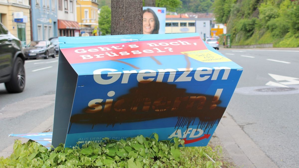 Zum wiederholten Male haben Unbekannte einen braunen Haufen auf die AFD-Plakate an der Hauptstraße gesprayt.   