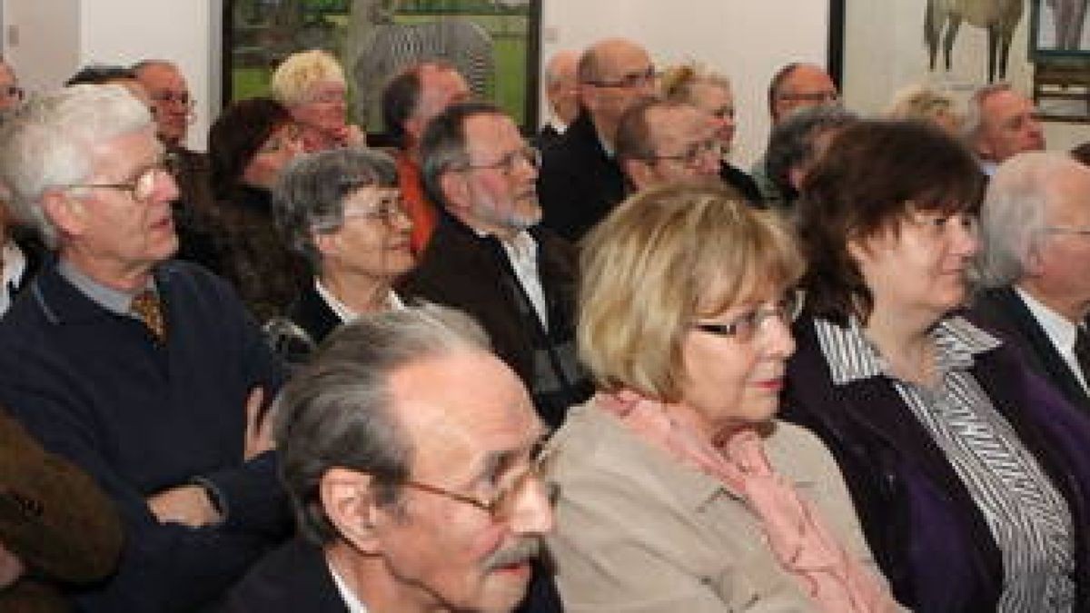 Zahlreiche neugierige Besucher fanden zur Ausstellungseröffnung von Erich Kissing den Weg ins Panorama-Museum. Foto: Wilhelm Slodczyk