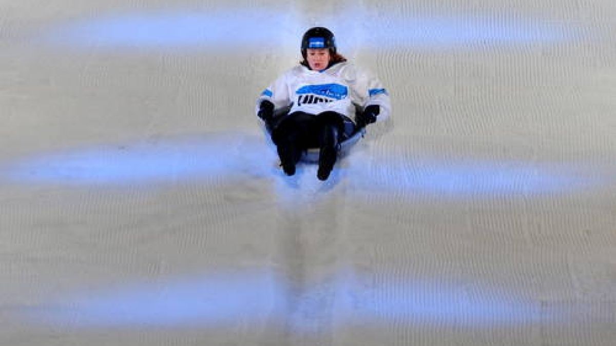 Sängerin Lucy Diakovska landet knapp hinter ihm,... 