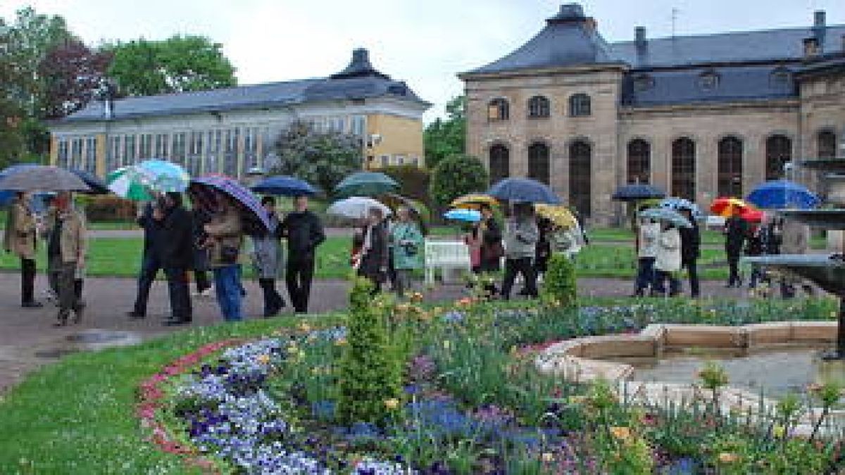 Selbst bei schlechtem Wetter haben die Gothaer Parkanlagen ihren Reiz. Das jedenfalls vermittelte Matthias Hey den Teilnehmern des Stiftertreffens beim Spaziergang im Regen durch die Orangerie und den Park am Samstagvormittag. Foto: Claudia Klinger