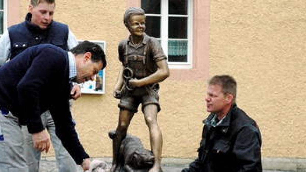 Vorsichtig haben Hanno Tasch, sein Sohn Martin und Andreas Rohrberg (von links) den neuen Krengeljäger auf den Brunnen gesetzt. Foto: Natalie Hünger