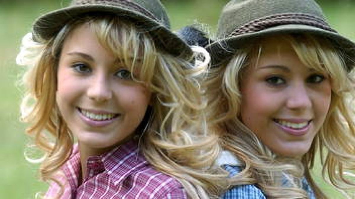 Thüringens wohl berühmteste Zwillinge sind Anne und Christin aus Meiningen, die für das Schneekopf-Treffen unserer Zeitung werben. Foto: Andrea Fricke