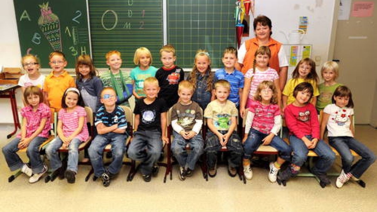 Gruppenfoto Schulanfänger der Grundschule in Großbreitenbach: Klasse 1 b mit Lehrerin Jana Kupke. Foto: Ralf Ehrlich