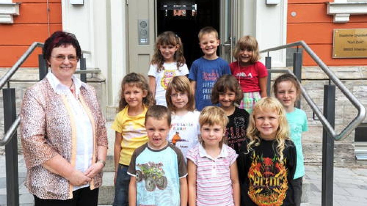 Gruppenfoto Schulanfänger Grundschule Karl Zink: Lernteam Sonnenblume mit Lehrerin Monika Hilpert. Foto: Ralf Ehrlich