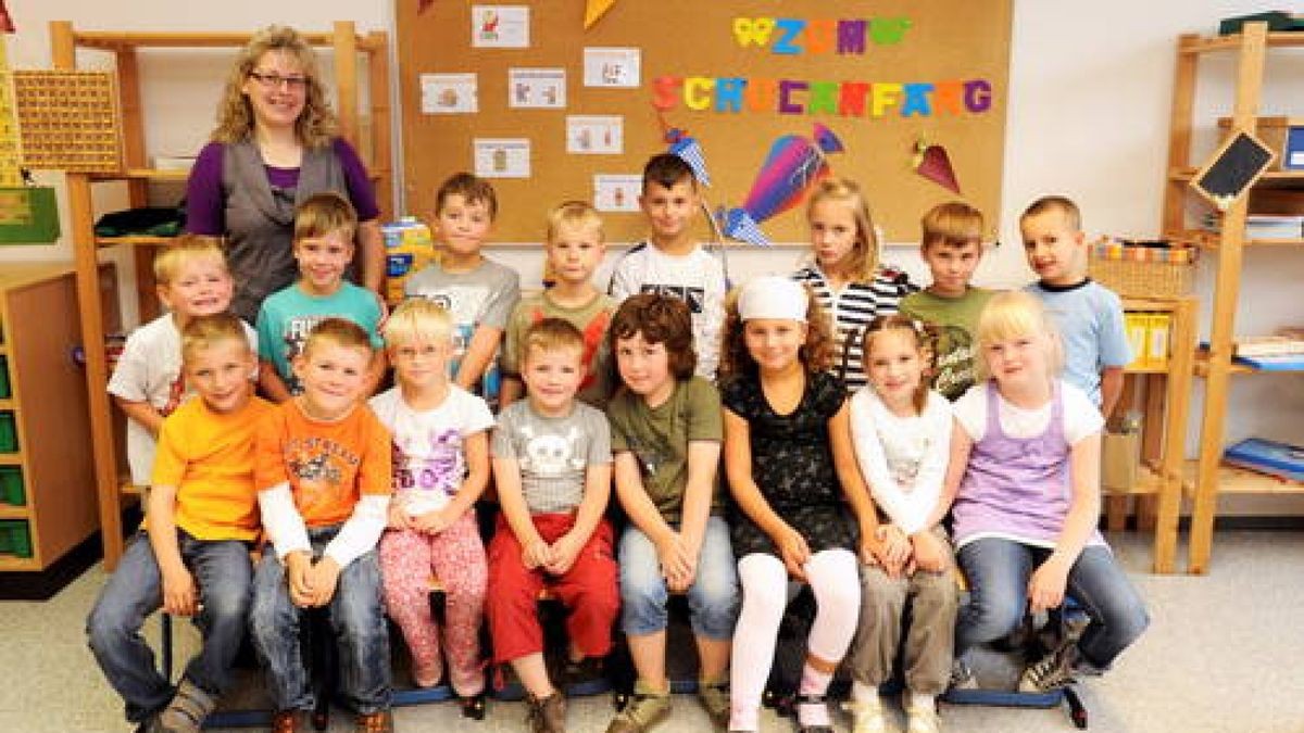 Gruppenfoto der Schulanfänger in der Grundschule Geschwenda: Klasse 1 a mit Lehrerin Eike Meuschke. Foto: Ralf Ehrlich