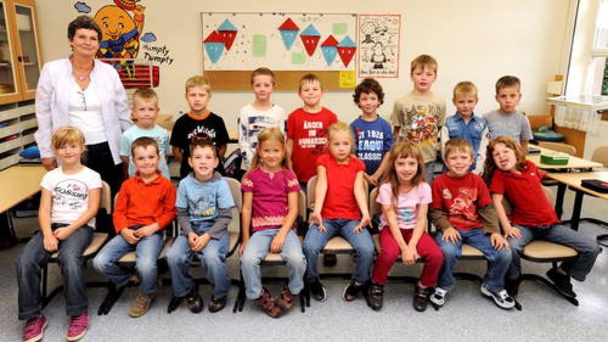 Gruppenfoto der Schulanfänger in der Grundschule Geschwenda: Klasse 1b mit Lehrerin Heidi Robst. Foto: Ralf Ehrlich