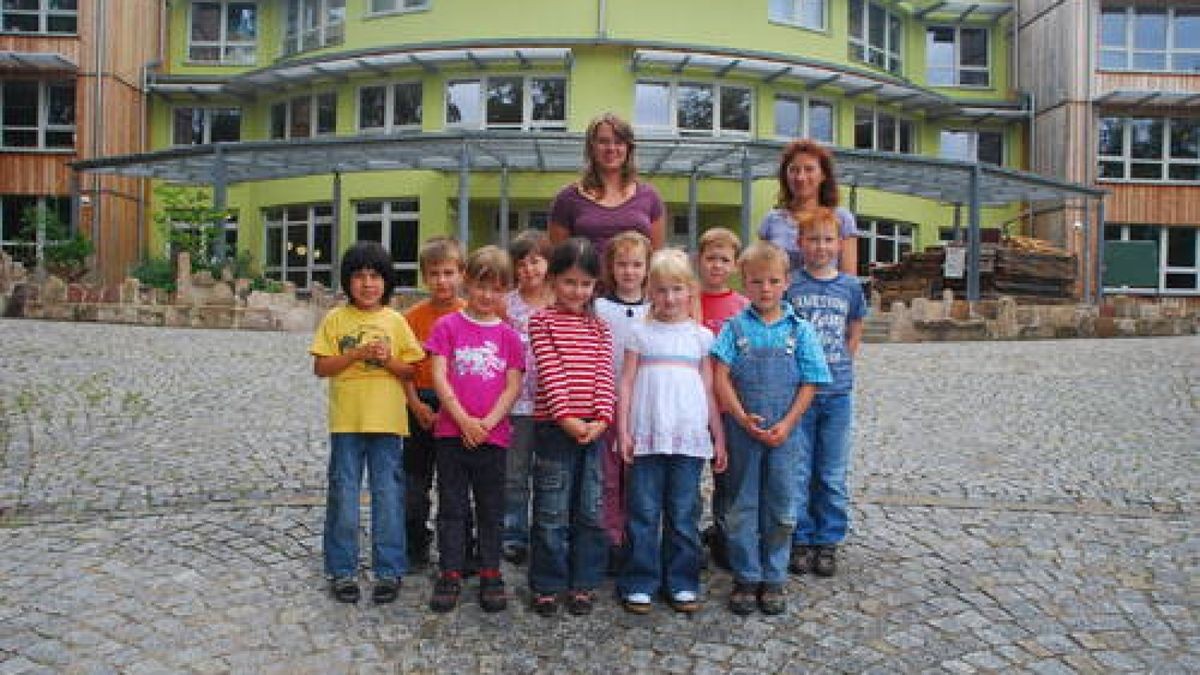 Hurra ich bin ein Schulkind: Freie Grundschule Franz von Assisi: Tiergruppe mit Erzieherin Birgit Mogalle und Lehrerin Claudia Büchner (li.). Die Namen: Olivia Fronzek, Luise Hoppe, Ruben Jacob, Tonatiuh Linares Hoffmann, Amy Meinshausen, Lenrad Schmidt, Robin Thiel, Anna Usbeck. Foto: Arne Martius