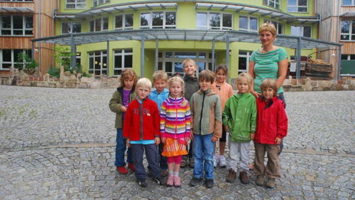 Hurra ich bin ein Schulkind: Freie Grundschule Franz von Assisi: Erdegruppe mit Erzieherin Manuela Eschrich-Uhlworm. Die Namen: Lukas Baumann, Alva-Malou Blaschke, Hannes Hartmann, Philipp Henne, Johan Felix Kreuzberger, Ole Schneider, Ferdinand Schwieger, Valerie Strauß, Alexandra Jeanette Zubi. Foto: Arne Martius