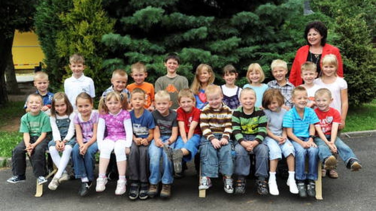 Gruppenfoto der Schulanfänger in der Grundschule Gehren: Klasse 1 a mit Lehrerin Heidrun Stöckinger. Foto: Ralf Ehrlich