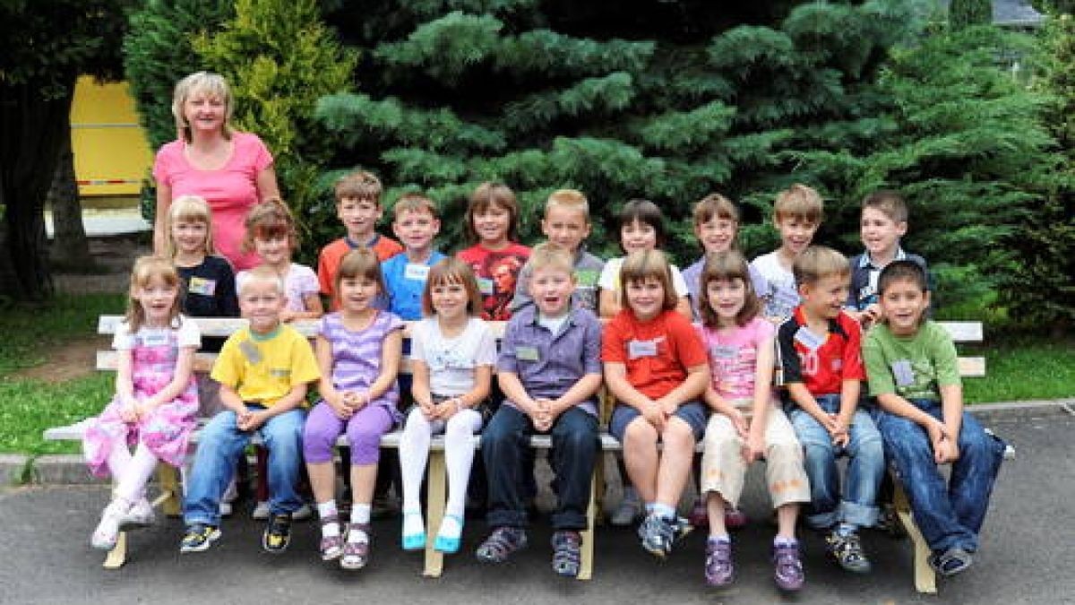 Gruppenfoto der Schulanfänger in der Grundschule Gehren: Klasse 1 b mit Lehrerin Kerstin Köditz. Foto: Ralf Ehrlich