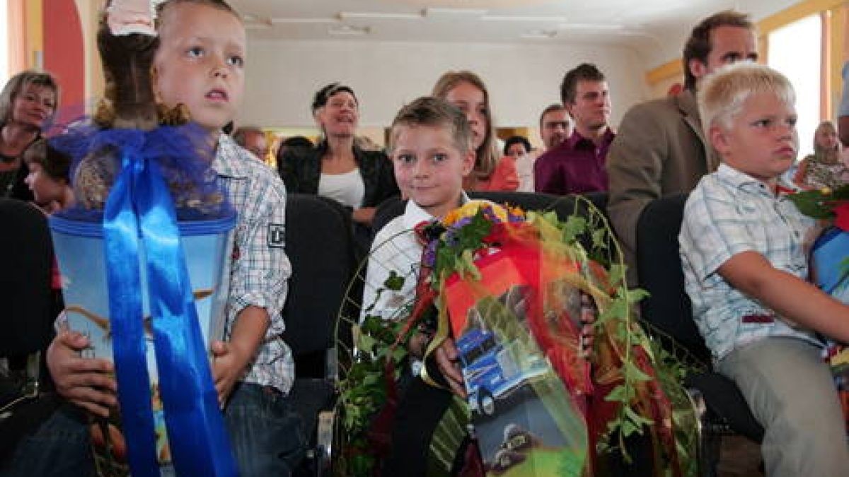 Feier zur Einschulung mit Eltern und Schultüten in der Grundschule Martinroda. Foto: Ingo Herzog