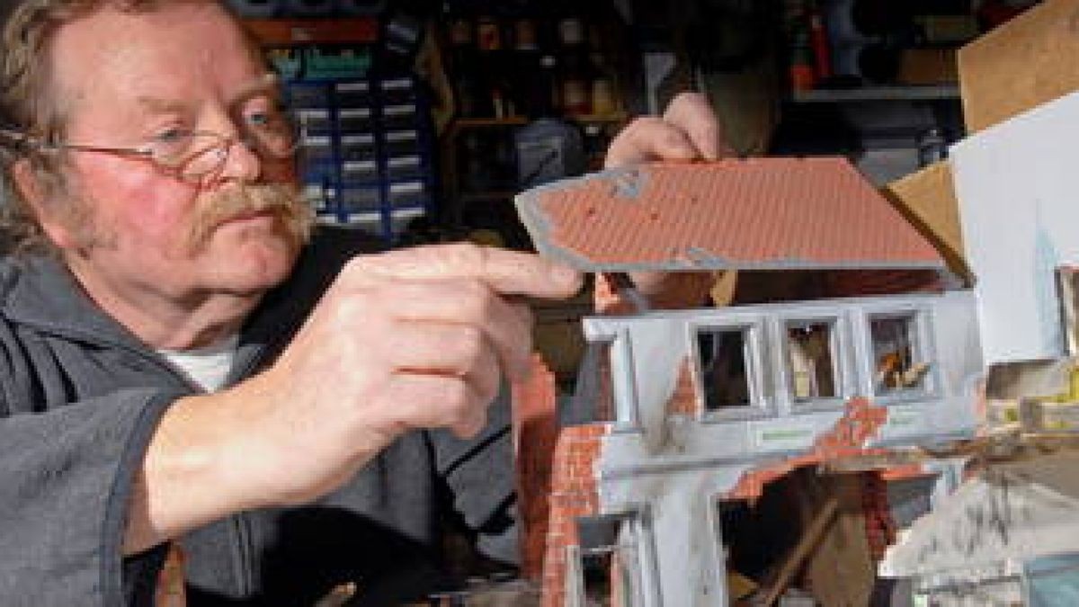 Rolf-Dieter Lang baut an einem Diorama zum 200. Jubiläum der Explosion in der Eisenacher Innenstadt. Foto: Heiko Kleinschmidt