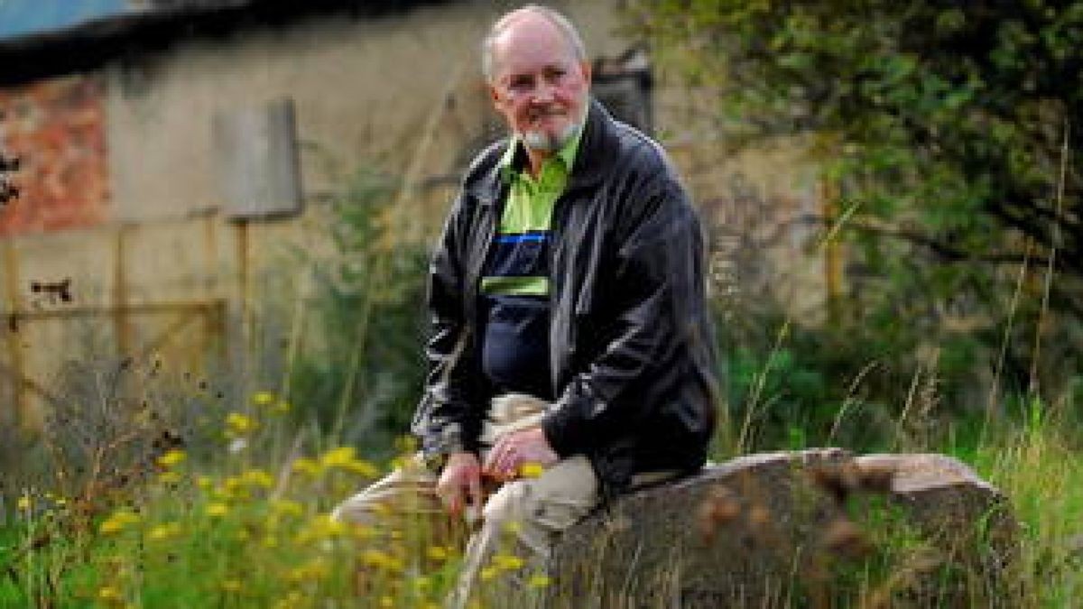 Wo heute nur noch Felsbrocken liegen, stand früher die Absackanlage des VEB Kohlehandels am Bahnhof   Sondershausen. Im Jahr 1991 wurde der Betrieb an einen Investor aus Bleicherode verkauft und ging später pleite. Arno Rattmann bedauert das. Foto: Nico Kiesel