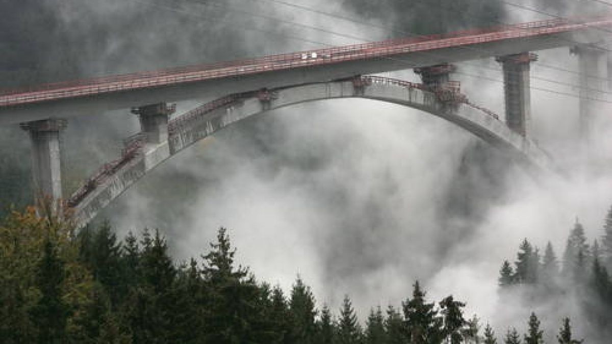 Die Staubwolke über der Oelzetalbrücke zerstreute sich schließlich langsam.