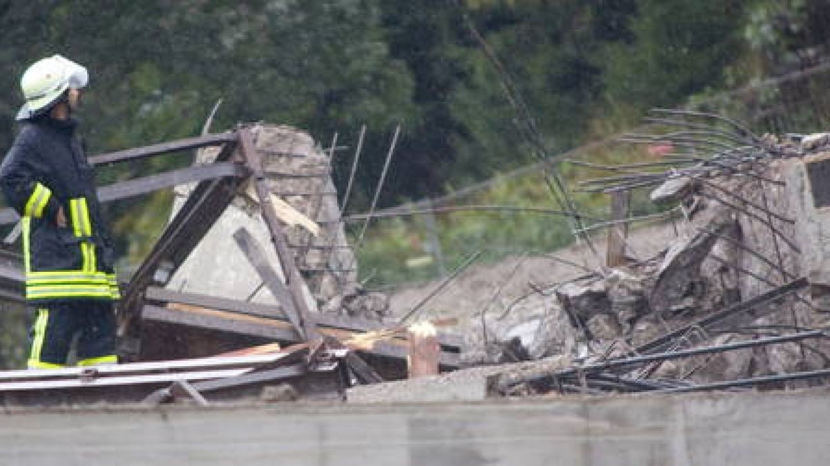 Feuerwehrleute, Bahnmitarbeiter und Mitarbeiter der Sprengfirma kontrollierten hinterher an den umgestürzten Pfeilern, ob bei der Sprengung alles mit rechten Dingen zugegangen ist.