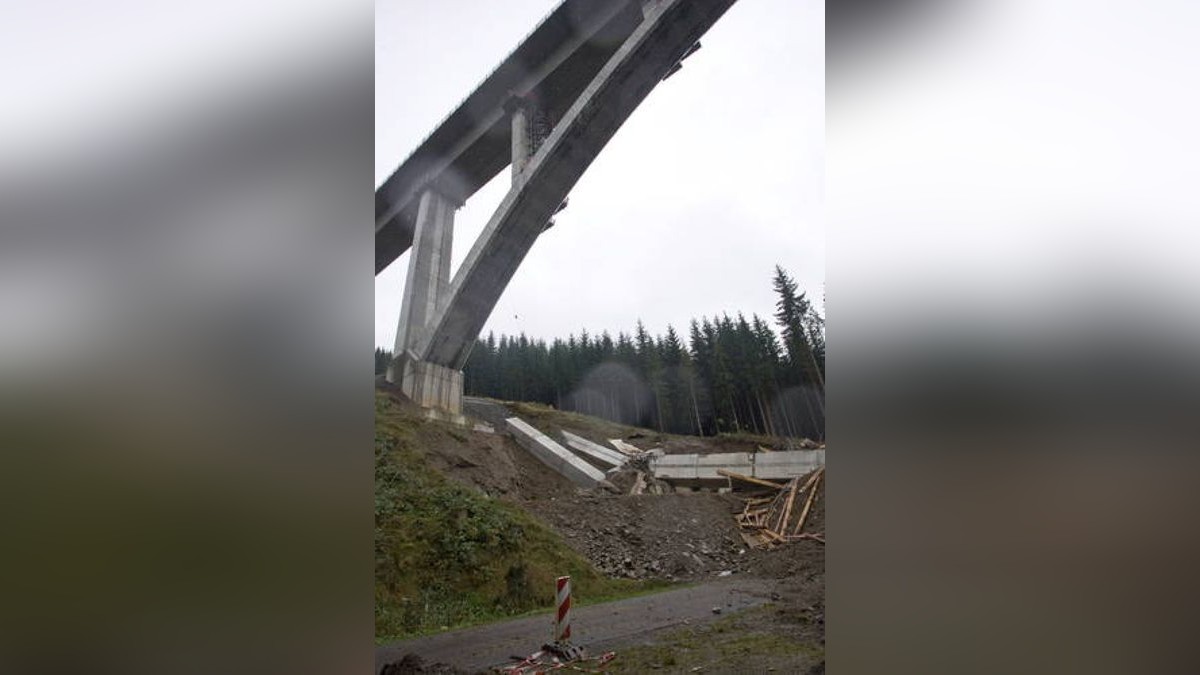 Die Brücke ist Teil der ICE-Neubaustrecke zwischen Erfurt und dem bayerischen Ebensfeld.