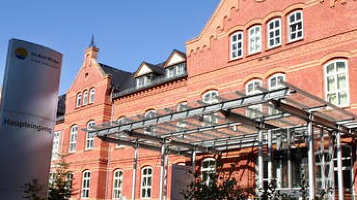 Der Nachfolger: Das Gebäude der Ilmkreis-Kliniken verbindet heute eine historische
Fassade mit modernen Anbauten. Foto: Chrisitane Fischer