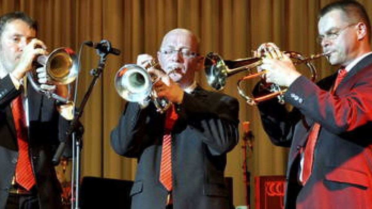 Seit 30 Jahren machen die Musiker der Westfalia-Bigband zusammen Musik. Nun gaben sie ein Jubiläumsgastspiel. Foto: Dirk Hornschuch