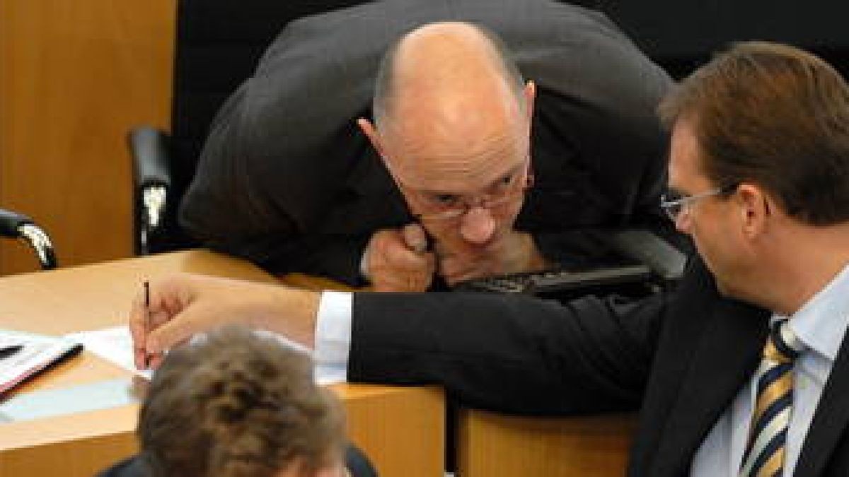 Hermann Binkert (CDU, links oben), bis vor einem Jahr Staatssekretär unter Dieter Althaus (rechts), hat mit dem Ex-Ministerpräsidenten ein Buch herausgegeben. Foto: Marco Kneise