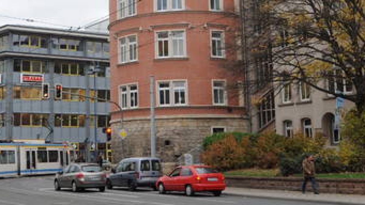 Eine Straßenbahn in Jena befährt den Löbdergraben. Wenige Meter weiter an der Haltestelle geschah in der Nacht zum Sonntag die Auseinandersetzung zwischen Kontrolleuren und den Spielern des FC Carl Zeiss Jena. Was genau passierte, ist noch unklar. Foto: Tino Zippel