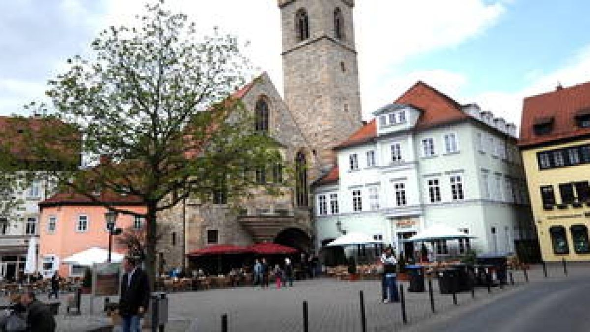 Das Café zum Roten Turm am Fuße der Krämerbrücke war bei Erfurtern und Besuchern der Stadt eine beliebte Adresse. Foto: Jens König