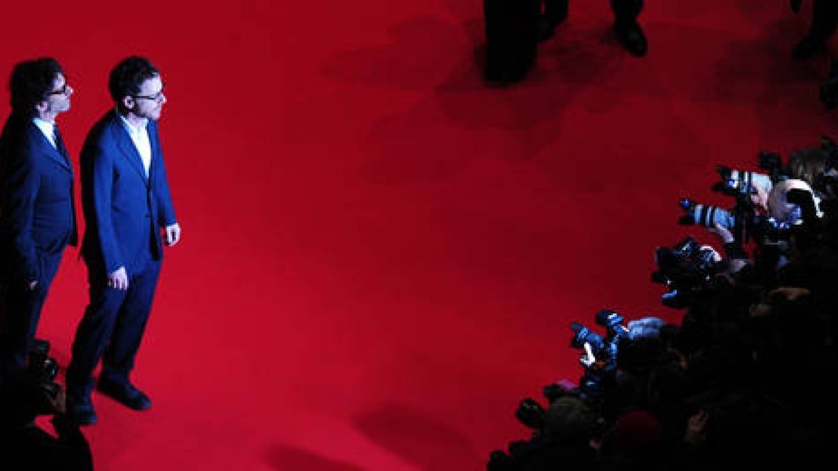 Über den roten Teppich vor dem Berlinale Palast schritten unter anderen die Schauspieler Jeff Bridges, Josh Brolin und Hailee Steinfeld sowie die Regie-Brüder Joel und Ethan Coen (im Bild), die von mehreren hundert Filmfans am Potsdamer Platz bejubelt wurden.