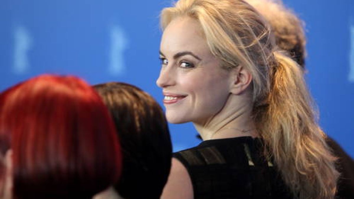 Die Schauspielerin Nina Hoss posierte zur Vorstellung der internationalen Jury der 61. Berlinale. 16 von den 22 Filmen im Wettbewerbsprogramm konkurrieren um den Goldenen und die Silbernen Bären, die am 19. Februar verliehen werden. Foto: dapd