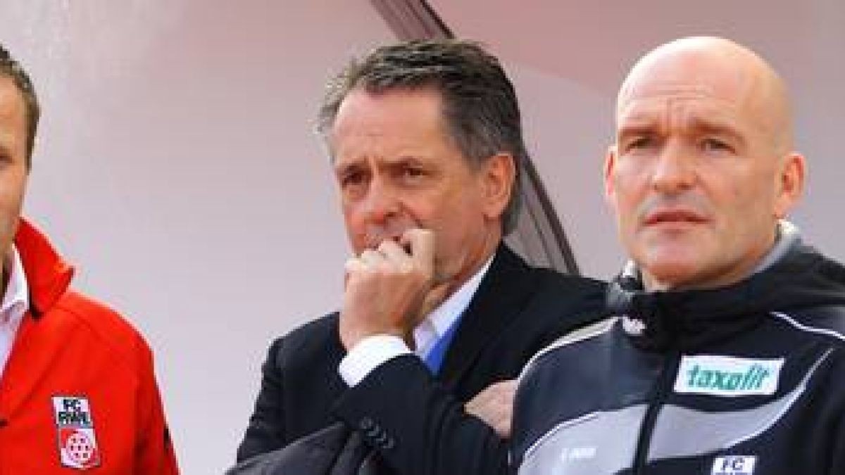 Torsten Traub (l.), hier mit RWE-Präsident Rolf Rombach und Trainer Stefan Emmerling (r.), war 2004 als Spieler mit Erfurt in die zweite Bundesliga aufgesteigen. Foto: Frank Steinhorst