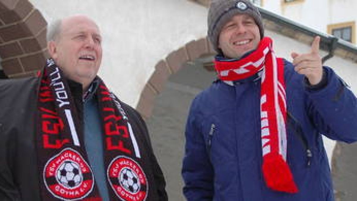 Reiner Calmund (l.) und Best Western Hotel-Direktor Olaf Seibicke bei ihrer kurzen Stadtvisitie vor dem alten Rathaus auf dem Hauptmarkt. Foto: Michael Keller