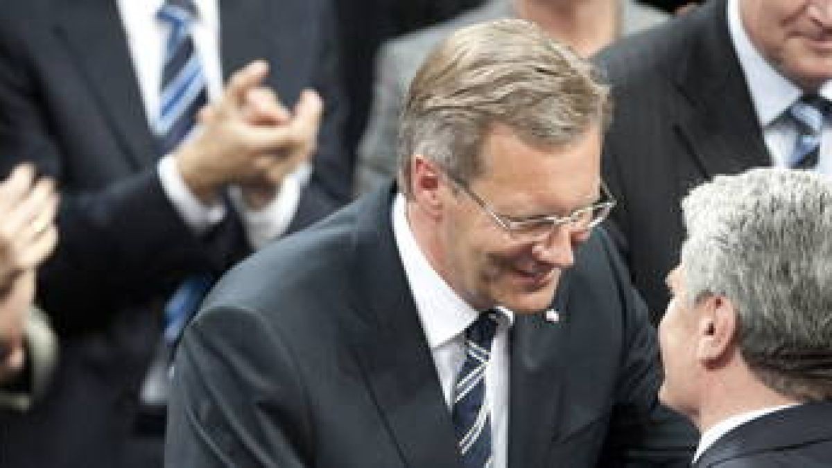 Erinnerung an den 30. Juni 2010. Damals wählte die Bundesversammlung Christian Wulff zum Bundespräsidenten. Der SPD-Kandidat Joachim Gauck (rechts) unterlag im dritten Wahlgang. Die Linke verweigerte ihm ihre Stimmen. Archiv-Foto: dapd