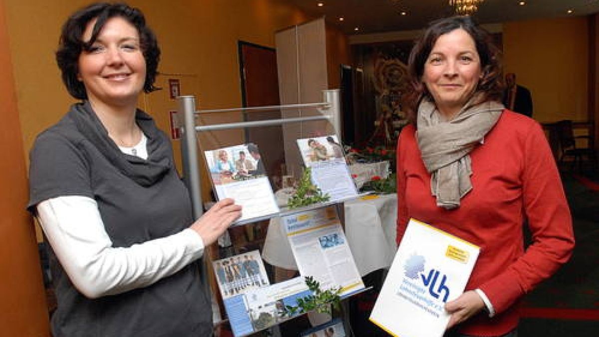 Dass man bei einer Hochzeit nicht nur Geld ausgibt, sondern auch sparen kann, darüber informierten Claudia Fehr und Sabine Kalbitz von der Vereinigten Lohnsteuerhilfe Eisenach. Foto: Heiko Kleinschmidt