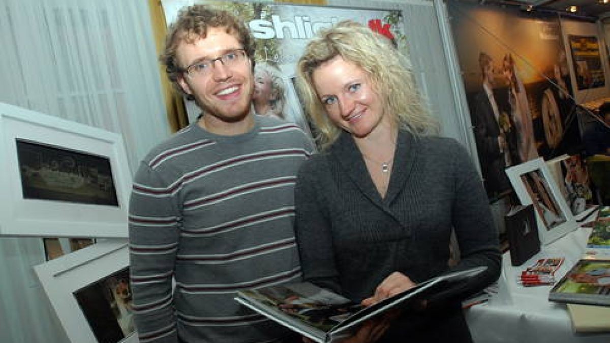 Wie man sich fotografieren lassen kann, das wollten auf der Messe auch die beiden Eisenacher Nadine Thomas und Christian Arnhold wissen. Die beiden werden noch in diesem Jahr heiraten. Foto: Heiko Kleinschmidt