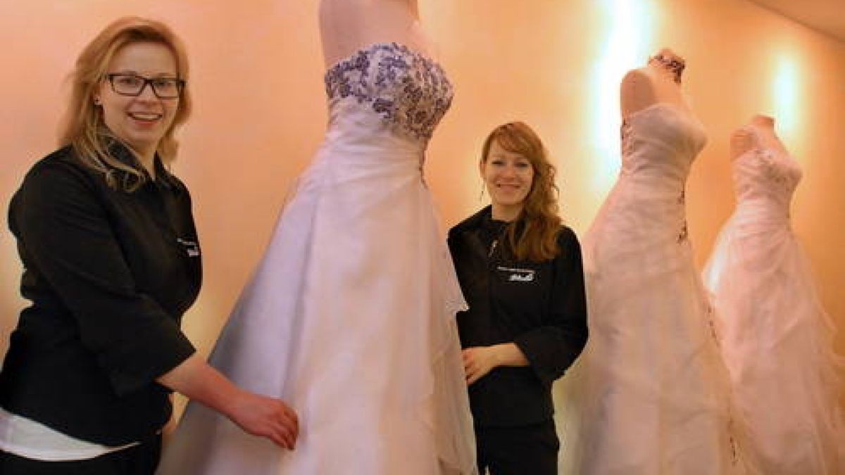 Stefanie Kunter, Geschäftsführerin der Brautmoden Violet (links) und Verkäuferin Nicole Duphorn präsentieren ihre Modelle. Foto: Heiko Kleinschmidt