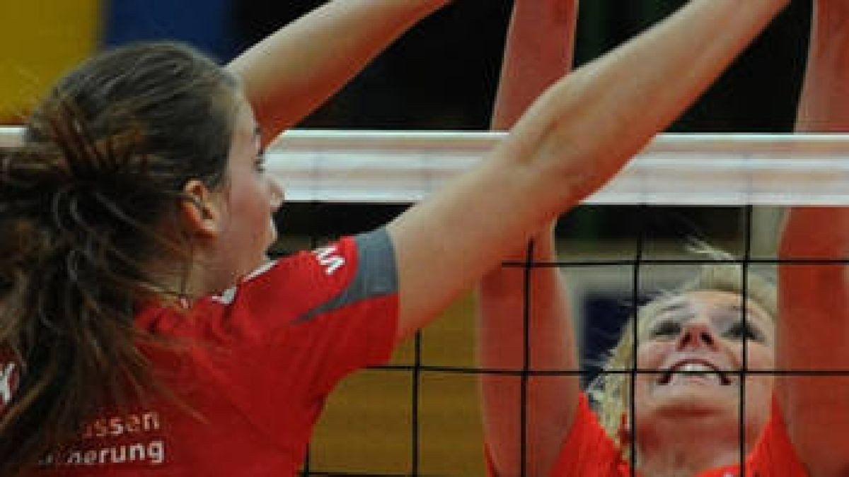 Suhls Laura Dijkema (rechts) blockt ihre holländische Landsfrau Robin de Kruijf (Dresden) ab.  Foto: Uwe Prinz