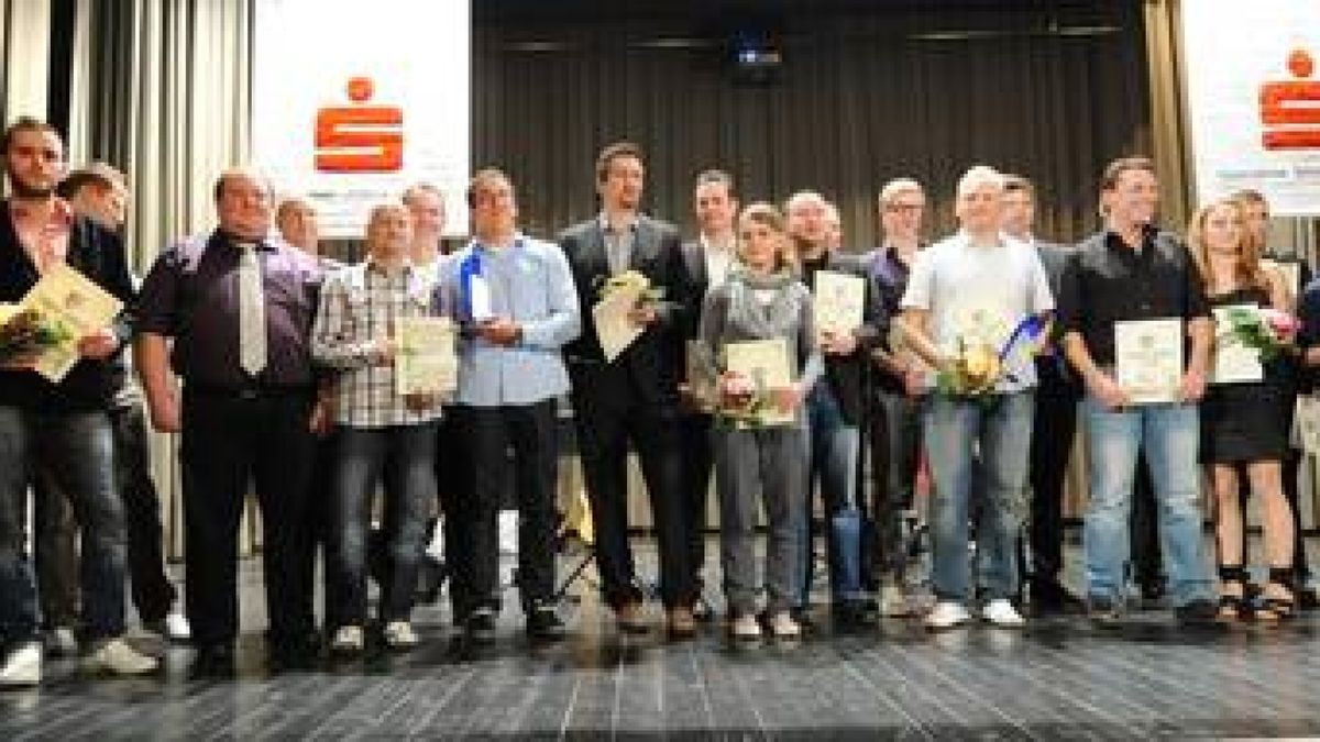 Einen großen Ausschnitt der im Landkreis betriebenen Sportarten gibt das Bild der Ausgezeichneten wider. Das obligatorische Gruppenbild mit allen Geehrten zum Abschluss ist Zeugnis dessen. Foto: Jens König