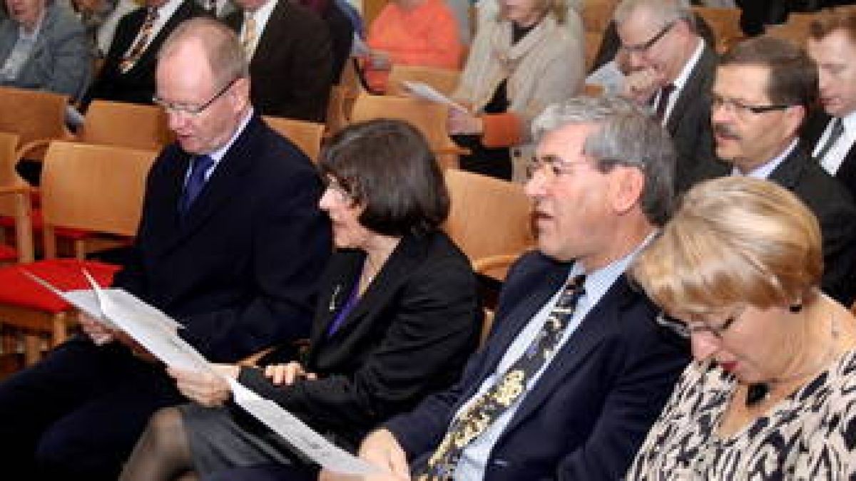 Dr. Lutz-Rainer Senglaub (l.) übergab sein Amt als
Verwaltungsratsvorsitzender des Marienstifts Arnstadt am Wochenende an Dr. Reinhard Köhler
(Zweiter von rechts). Foto: Marco Schmidt