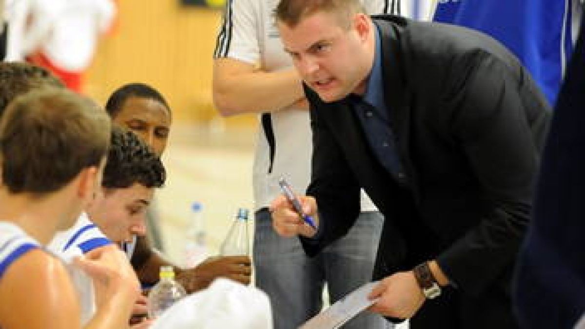 Der ehrgeizige Rockets-Coach Marko Simic gibt seinen Spielern die Taktik vor. Foto: Conny Möller