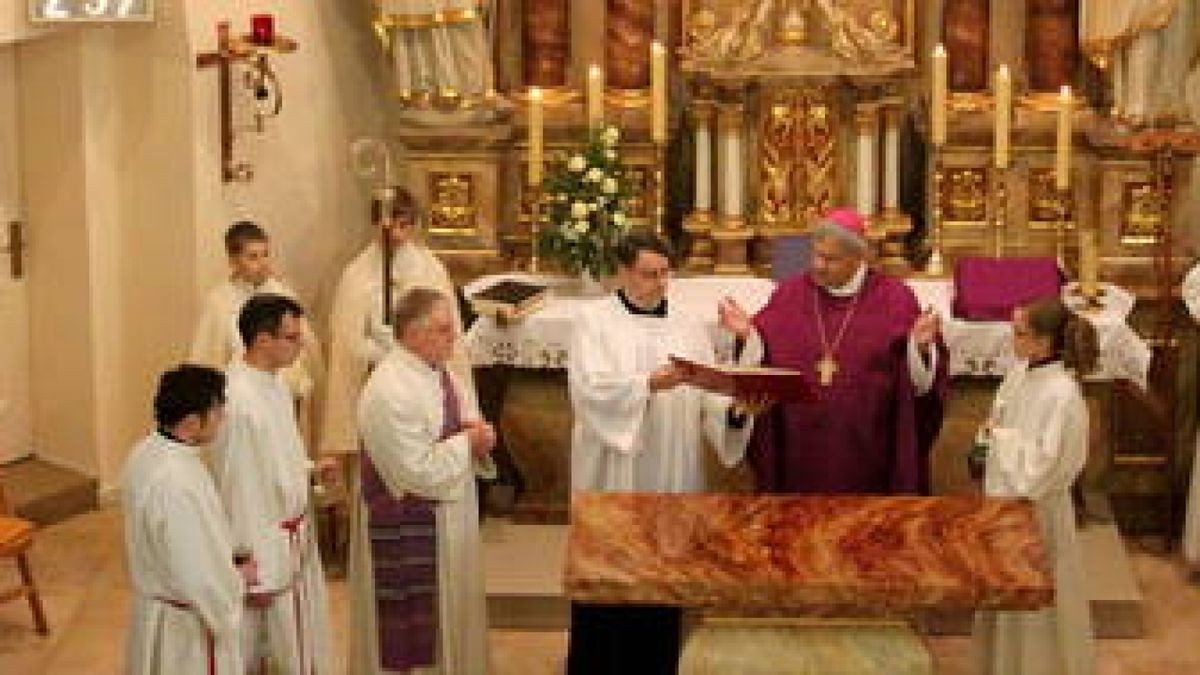 Nicht nur die Kirche an sich, auch Altar und Ambo bekamen ein neues Gewand. Das kleine Gotteshaus war zur Einweihung gut besucht. Foto: Sebastian Baldermann