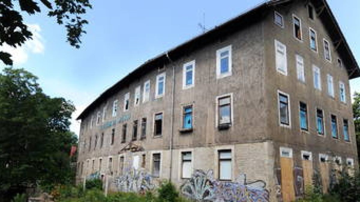 Einen Steinwurf entfernt von der Straße des Friedens steht das markante Mühlengebäude. Es hat schon bessere Zeiten gesehen. Kürzlich brannte es sogar, allerdings ohne schwerwiegende Folgen. Foto: Anne Martin