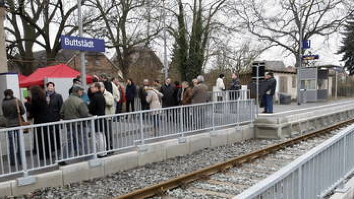 Mit großem Bahnhof wurden in Buttstädt die neuen Bahnsteige eingeweiht. Foto: Mario Gentzel