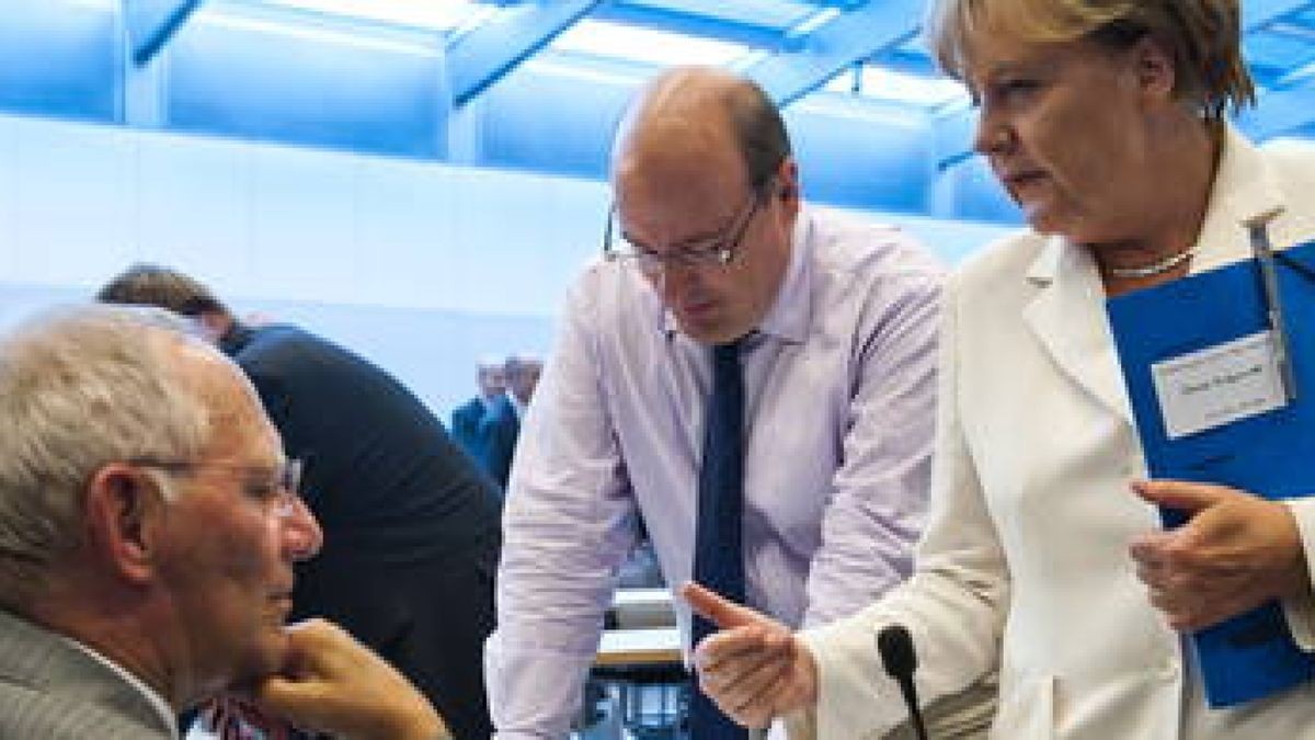Bundeskanzlerin Angela Merkel und Finanzminister Wolfgang Schäuble (links) beraten am Rande einer CDU-Fraktionssitzung über den Euro-Kurs der Regierung. Foto: dapd