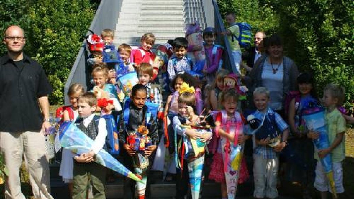 Montessori-Grundschule Nordhausen mit Klassenleiterin Elke Reuter und Raik Hillenhagen mit den Schulanfängern. 