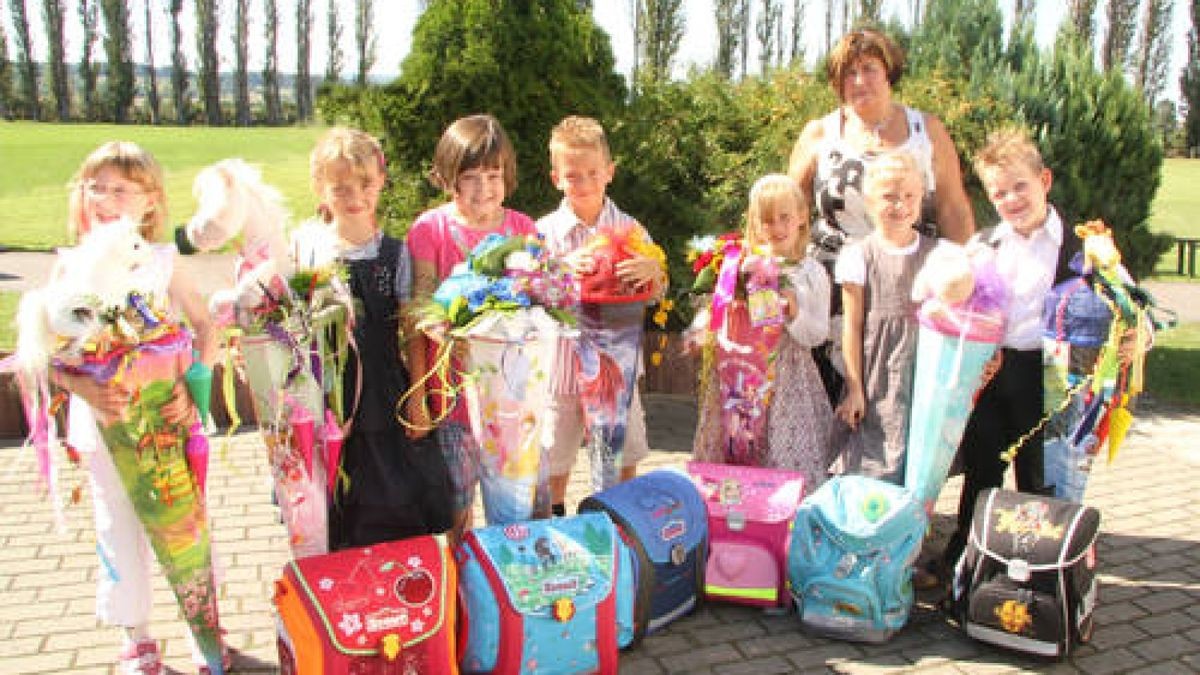 Grundschule Wipperdorf, Klasse 1b: Klassenlehrerin Viola Schlangen mit (v.l.) Cindy Weißgärber, Alexandra Meyer, Pia Seliger, Dustin Zimmermann, Cynthia Eckebrecht, Emma Lotta Faulborn, Leonard Müller.