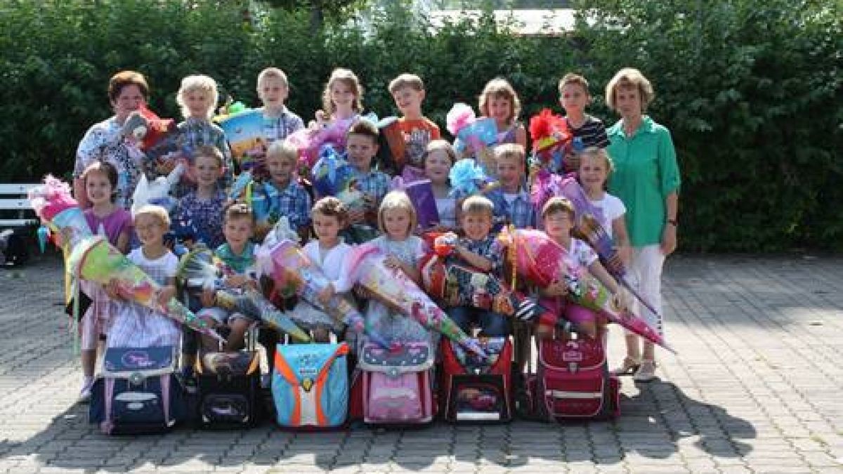 Grundschule Niedergebra: (v. l.) 1. Reihe Johanna Reißig, Leeroy Nerger, Saskia Freibote, Frieda Schrecke, Luca André Ziegenhorn, Jasmin Pabst. 2. Reihe Jasmin Reinholz, Oskar Reimann, Steven Walter, Joel Ehlers, Anne Gölfert, Louis Gunkel, Henrike Naß. 3. Reihe Erzieherin Ursula Engelmann, Sky Schmücking, Lucas Engelhardt, Maja Seeboth, David Grimm, Pauline Lebik, Til Kindling, Klassenlehrerin Renate Heinemann.