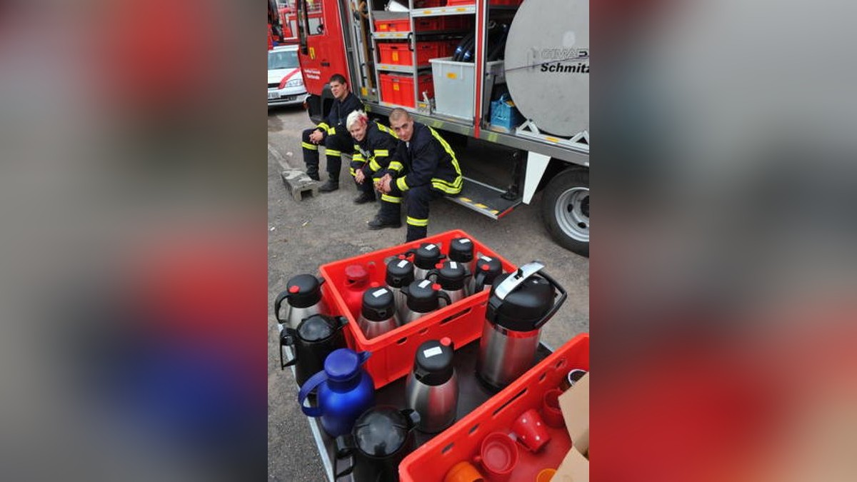 In Bleicherode-Ost ereignete sich Mittwochabend ein schweres Zugunglück. Feuerwehren des Kreises und der Stadt Nordhausen sichern die Unglückstelle bis das Gefarengut geborgen wird. Foto: Roland Obst 