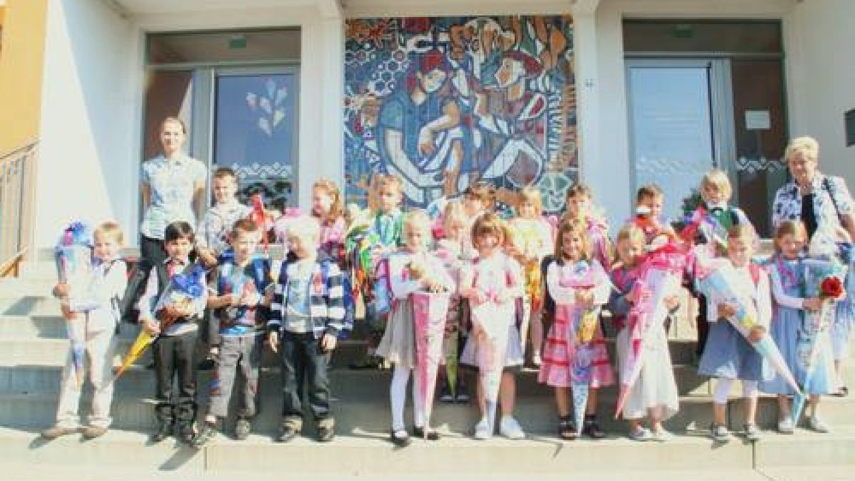 Käthe-Kollwitz-Schule 1b, Klassenlehrerin Barbara Berndt, Horterzieherin Katrin Fliegel. Foto: Schule