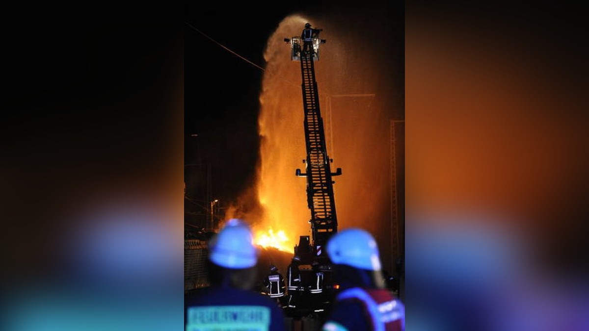 Zwei mit Benzin befüllte Waggons gerieten in Brand. Ein weiterer Kessel löste sich in dem anderen Zug vom Fahrgestell und ist auf das Nebengleis gefallen. Einer der Lokführer wurde verletzt. Foto:Eckhard Jüngel