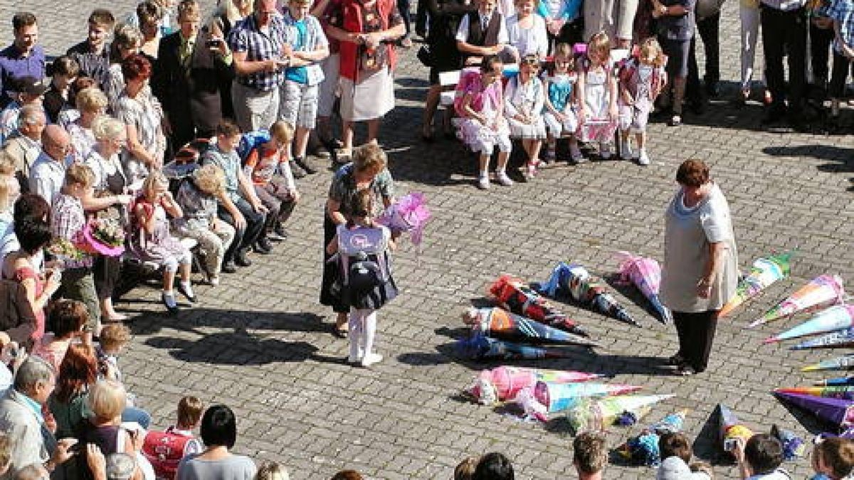 Die Mädchen und Jungen beim Zuckertütenfest in Niedergebra.