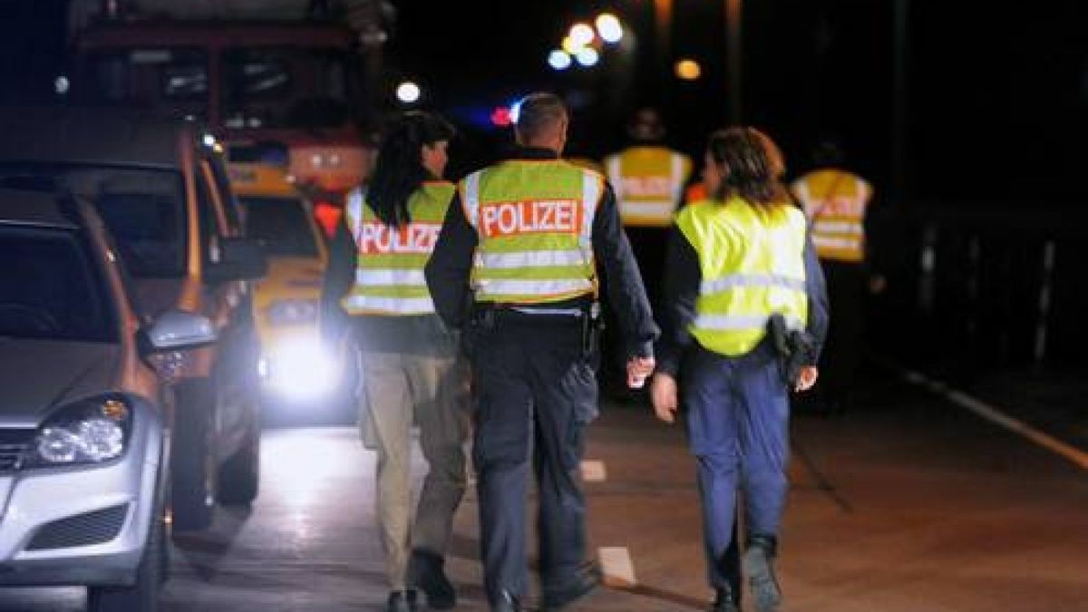 Die Strecke Halle/Kassel wurde auf dem Abschnitt Bleicherode zunächst gesperrt, 35 Anwohner wurden in Sicherheit gebracht. Foto: Sascha Fromm 